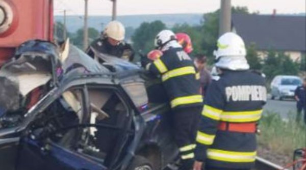 Un tânăr de 19 ani a murit după ce maşina pe care o conducea a fost lovită de tren, în Suceava 