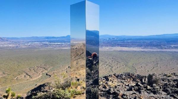 Un monolit misterios a apărut din senin în deșertul Nevada: „Vedem multe lucruri ciudate, dar uitați-vă la asta”