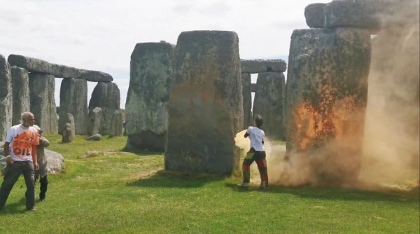 Stonehenge a fost vandalizat de protestatari de mediu. L-au vopsit în portocaliu