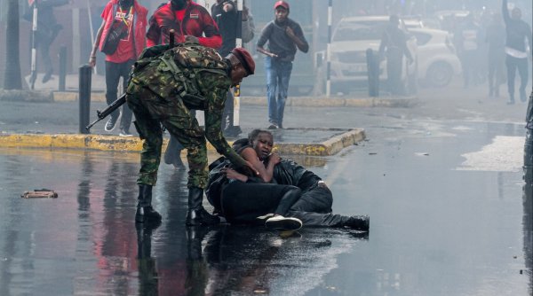 Cadavre pe străzile din capitala Kenyei, la un miting împotriva creșterii taxelor. Poliţia a tras în protestatari