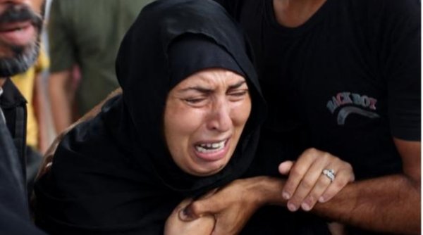 „Îmi pierd fiul în fața ochilor mei.” Copiii mor de foame în brațele părinților lor, în Gaza