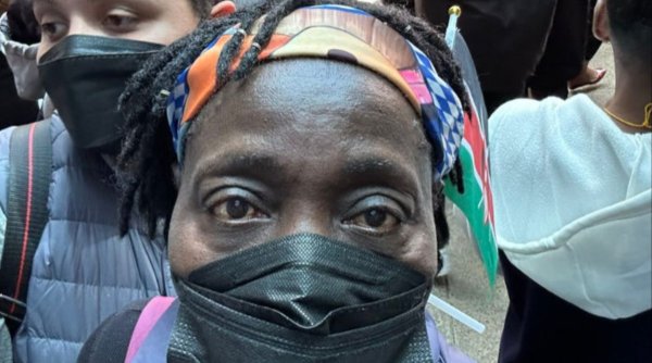 Sora lui Barack Obama, printre protestatarii din Nairobi în care poliția a tras cu gaze lacrimogene: „Nici măcar nu mai văd”
