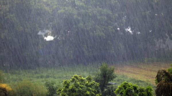 Cod portocaliu de ploi torențiale. Lista localităților afectate de avertizarea meteo de vreme rea