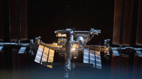 Un satelit rusesc s-a rupt în peste 100 de bucăți pe orbită. Astronauții de pe ISS au reușit să se adăpostească
