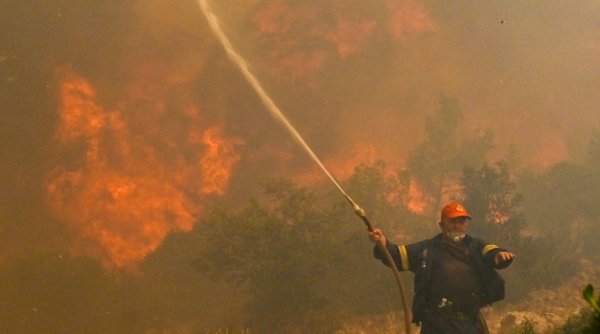 Atenţionare de călătorie pentru românii care merg în Grecia: risc crescut de incendii din cauza temperaturilor ridicate