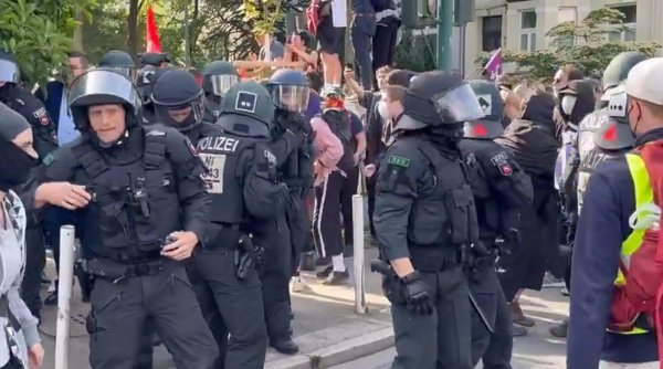 Bătaie între polițiști și protestatari la congresul partidului de extremă dreapta Alternativa pentru Germania (AfD)