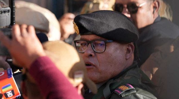 Fostul şef al armatei boliviene şi doi ofiţeri de rang înalt, arestaţi pentru încercare de lovitură de stat