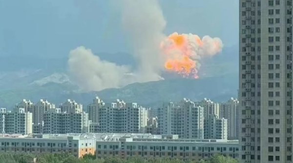 Momentul în care o rachetă se prăbușește, după o lansare accidentală, la marginea unui oraș din China