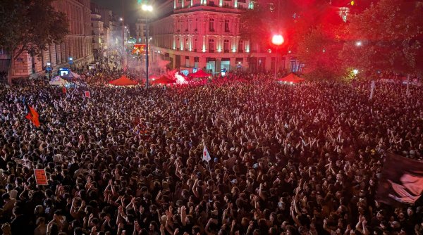Zeci de mii de oameni au protestat la Paris, după victoria extremei drepte la alegerile de duminică