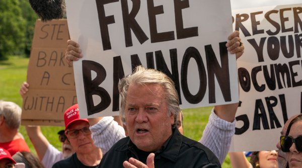 Steve Bannon, fostul consilier al lui Trump, s-a predat. Are de executat o sentință de patru luni de închisoare