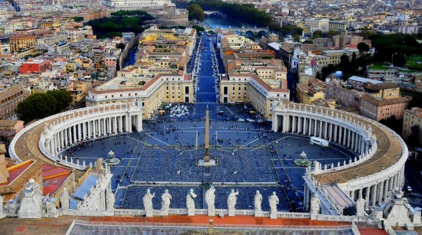 Vaticanul interzice tatuajele și piercingurile angajaților săi