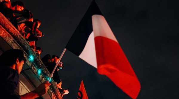 O candidată a extremei drepte din Franța s-a retras din cursă, după apariția unei fotografii în care purta o caschetă nazistă