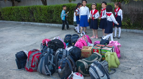 Copiii din Rusia vor merge în tabără în Coreea de Nord. Activitățile includ lustruirea statuilor liderilor