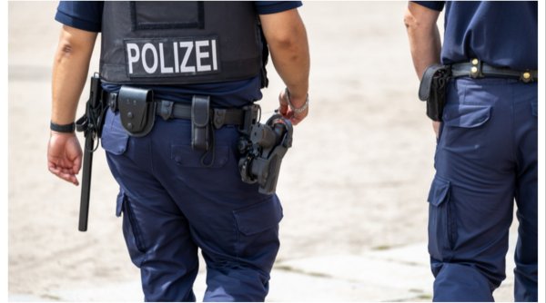 Un polițist german a fost concediat după ce a furat 180kg de brânză cheddar