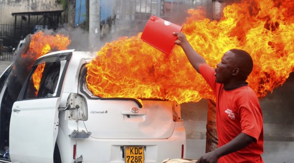 Noi proteste violente în Kenya. Manifestanții au dat foc la mașini, poliția a ripostat cu gaze lacrimogene