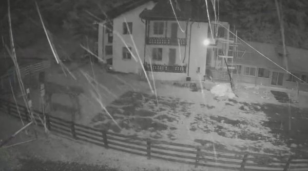 VIDEO. A nins la Dâmbovicioara, în Argeș. Imagini de pe camere de supraveghere arată cum se așterne zăpada în luna iulie