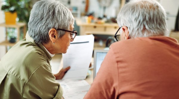 Oficial: Când vor primi pensionarii acasă plicurile cu deciziile de recalculare a pensiilor