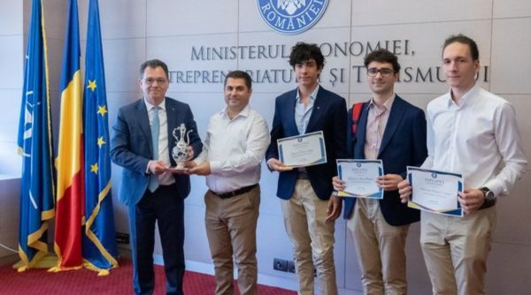 Trei elevi români au câștigat locul I la cea mai mare competiție de știință și tehnologie din lume, pentru proiectul „Aripa de șoim”