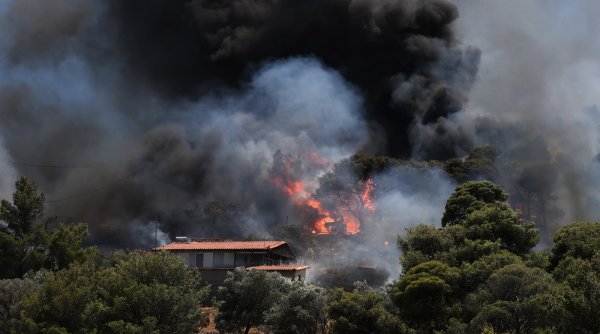 Incendii pe insula Thassos, destinație de vacanță pentru mulți turiști români. Fulgerele au aprins vegetația uscată