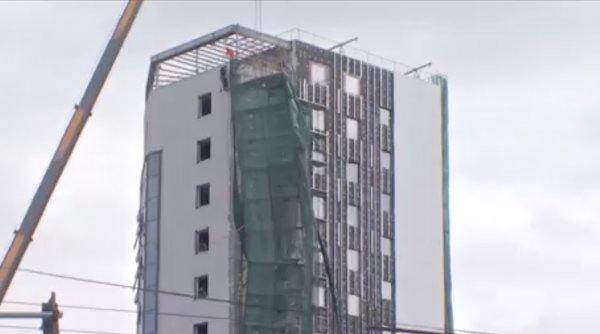 Pericol major în centrul Bucureștiului. O schelă de pe un bloc turn stă să cadă. Poliția a blocat traficul