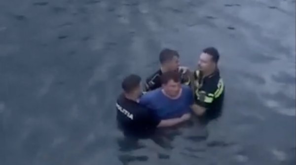 Un bărbat din București a lovit ambulanțierul care îl ducea la spital și s-a aruncat în râul Dâmbovița