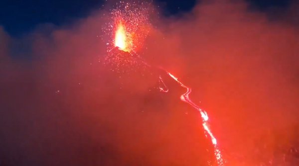 VIDEO. Erupție spectaculoasă a vulcanului Etna. Cascadă de lavă, dintr-unul dintre cratere