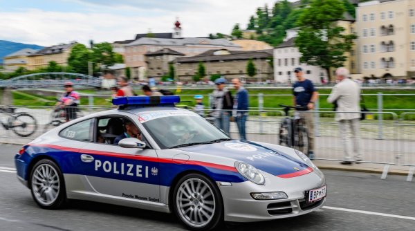 Zeci de șoferi care conduceau cu viteză au rămăs fără mașini, în Austria. Poliția le confiscă și le scoate la licitație