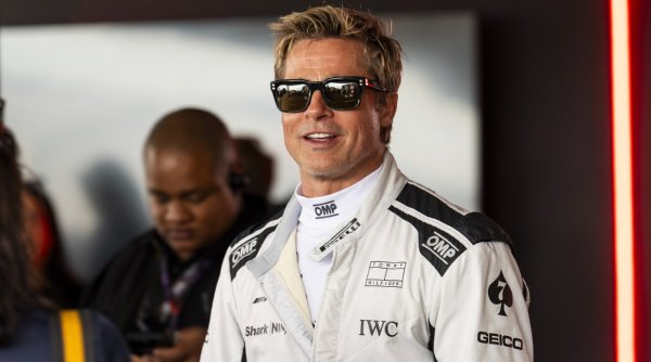 Brad Pitt și-a făcut apariția pe circuitul de la Silverstone, unde filmează pentru F1. Când se difuzează în cinema
