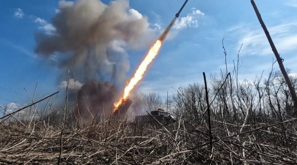 Rusia se laudă că a cucerit un sat din regiunea Donețk și continuă înaintarea lentă pe frontul din Ucraina