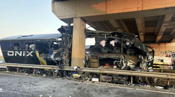 Un autocar a intrat în stâlpul unui viaduct, în Brazilia. Cel puțin zece oameni au murit, iar alți 42 sunt răniți