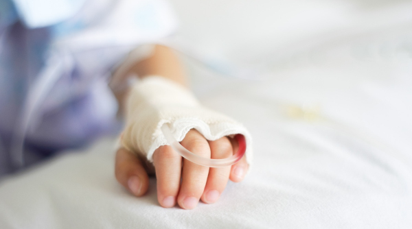 Un copil de 1 an a ajuns în stare gravă la un spital din Botoșani, după ce a băut petrol