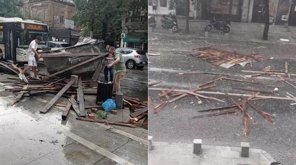 Furtuna cu grindină a făcut prăpăd în București, în doar câteva minute: Copaci și acoperișuri smulse de vânt au căzut pe mașini aflate în mers