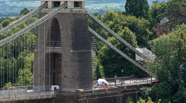 Un bărbat a lăsat două valize cu rămășițe umane pe un pod din Bristol