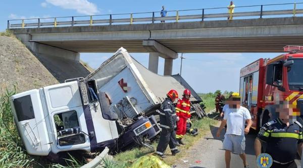 Accident grav pe Autostrada A1. Șapte oameni care așteptau la umbră să fie schimbată o roată au fost spulberați de un TIR