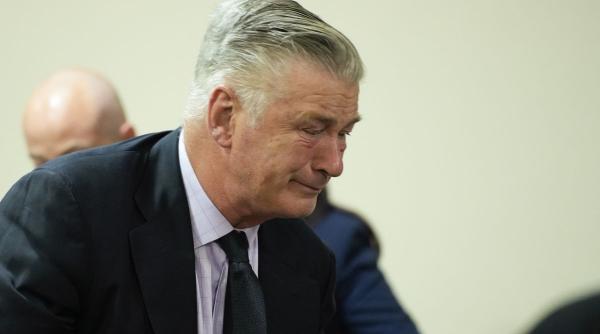 Alec Baldwin a început să plângă, când a aflat că a scăpat de acuzaţiile pentru accidentul mortal de pe platoul filmului Rust