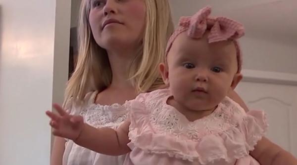 Un bebeluş a devenit viral pe internet după ce a reuşit să comunice cu bunicii lui prin semne