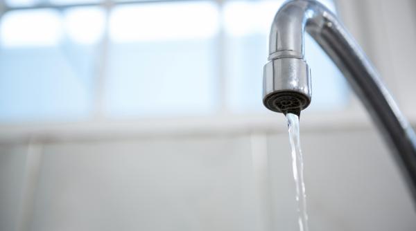 Probleme cu apa potabilă în sute de localități din țară. Autoritățile avertizează populația: „Să o folosim rațional, să ajungă tuturor”