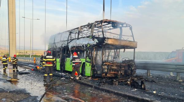 Un autocar cu 52 de pasageri ucraineni a luat foc pe podul de la Brăila