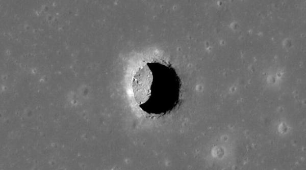 A fost descoperită prima peșteră pe Lună. Oamenii ar putea trăi în ea fără probleme