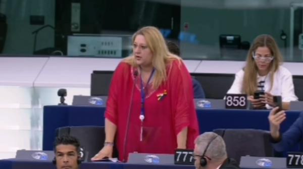 Momentul în care i se taie microfonul Dianei Șoșoacă în timp ce făcea circ în Parlamentul European