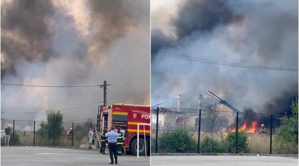 Un incendiu de proporții a izbucnit la un depozit de materiale plastice din Târgu Jiu. Focul se extinde rapid