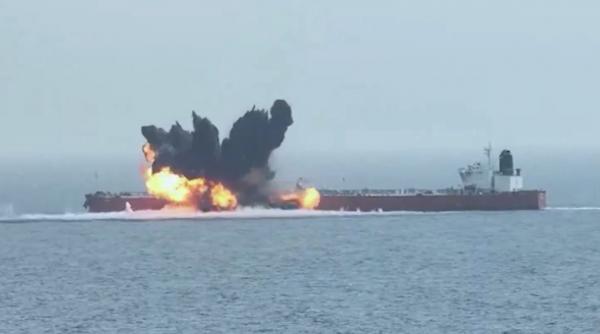 VIDEO. Momentul în care o navă este lovită de rebelii Houthi. O pată de petrol de 220 de kilometri a apărut în Marea Roșie