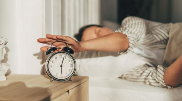 Canicula ne afectează somnul. Efectele expunerii de lungă durată la temperaturi extreme. Ce recomandă specialiștii