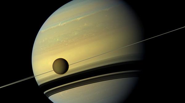 Misterul valurilor milimetrice de pe Titan. Este singurul loc din Sistemul Solar cu mări și lacuri extraterestre