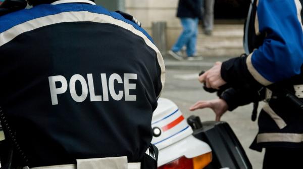 Un polițist a fost atacat cu cuțitul de către un bărbat care a fost dat afară dintr-un magazin Louis Vuitton din Paris