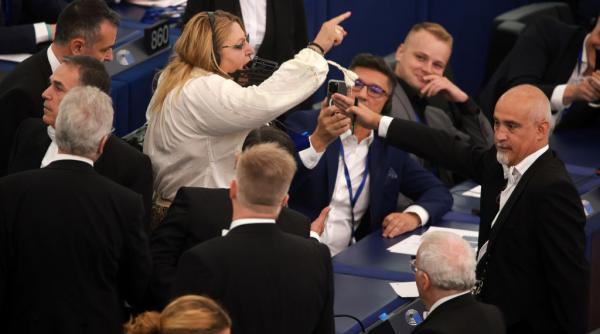 Șoșoacă șochează Europa, după circul din Parlamentul European. Rareș Bogdan: Mi-e plin telefonul de mesaje. Mă întreabă toți ce e cu ea