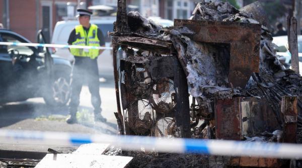 Străzile din Leeds sunt pline de mașini arse. Imaginile dezastrului după ce românii s-au bătut cu polițiștii britanici