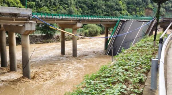 11 morți după ce un pod a fost luat de ape în China. Peste 30 de oameni nu au mai fost găsiți 