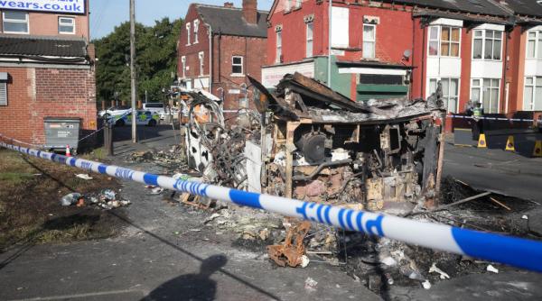 Primele imagini cu bărbatul care incendiază un autobuz în Leeds. Martorii susțin că nu românii au dat foc mașinilor