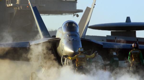 Moment istoric pentru Marina SUA. O femeie pilot de Super Hornet a doborât o țintă aeriană a rebelilor Houthi deasupra Mării Roșii